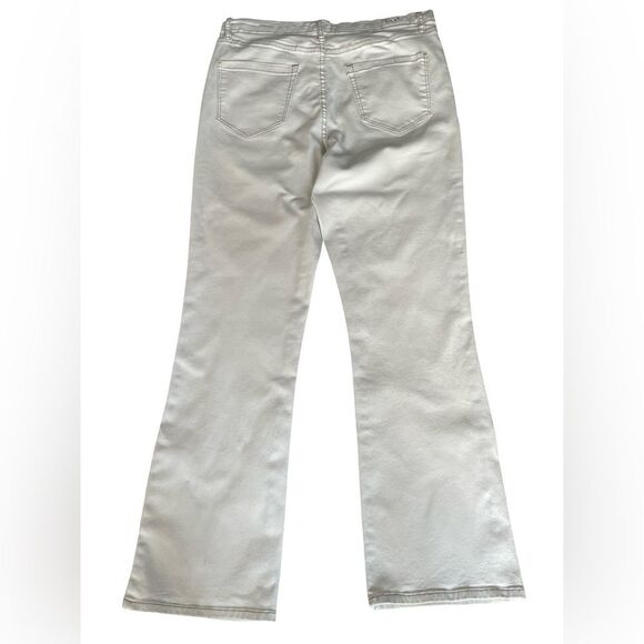 Nicole Miller Flare White Jeans High Rise Boot Cut
Color: Eggshell Size: 14 - Picture 4 of 11